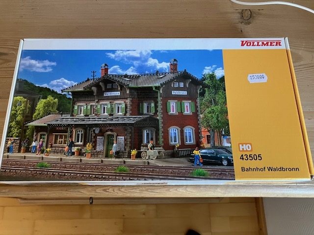 Vollmer 43505 Bahnhof Waldbron Nyt Byggesæt 31x15,5x 13 cm H0