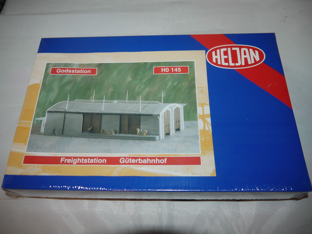 Heljan 145 Godsstation  Byggesæt Nyt i pakning 38x25x14 cm H0