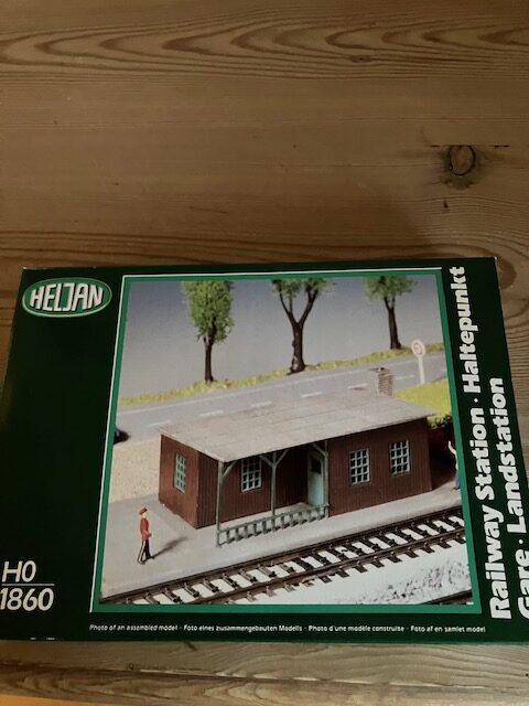 Heljan 1860 Landstation/Holdeplads H0 Nyt Byggesæt 20x7x6 cm