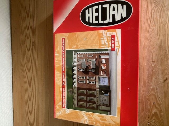 Heljan 911 Hjørne ejendom H0 Nyt Byggesæt 19x17x12 cm