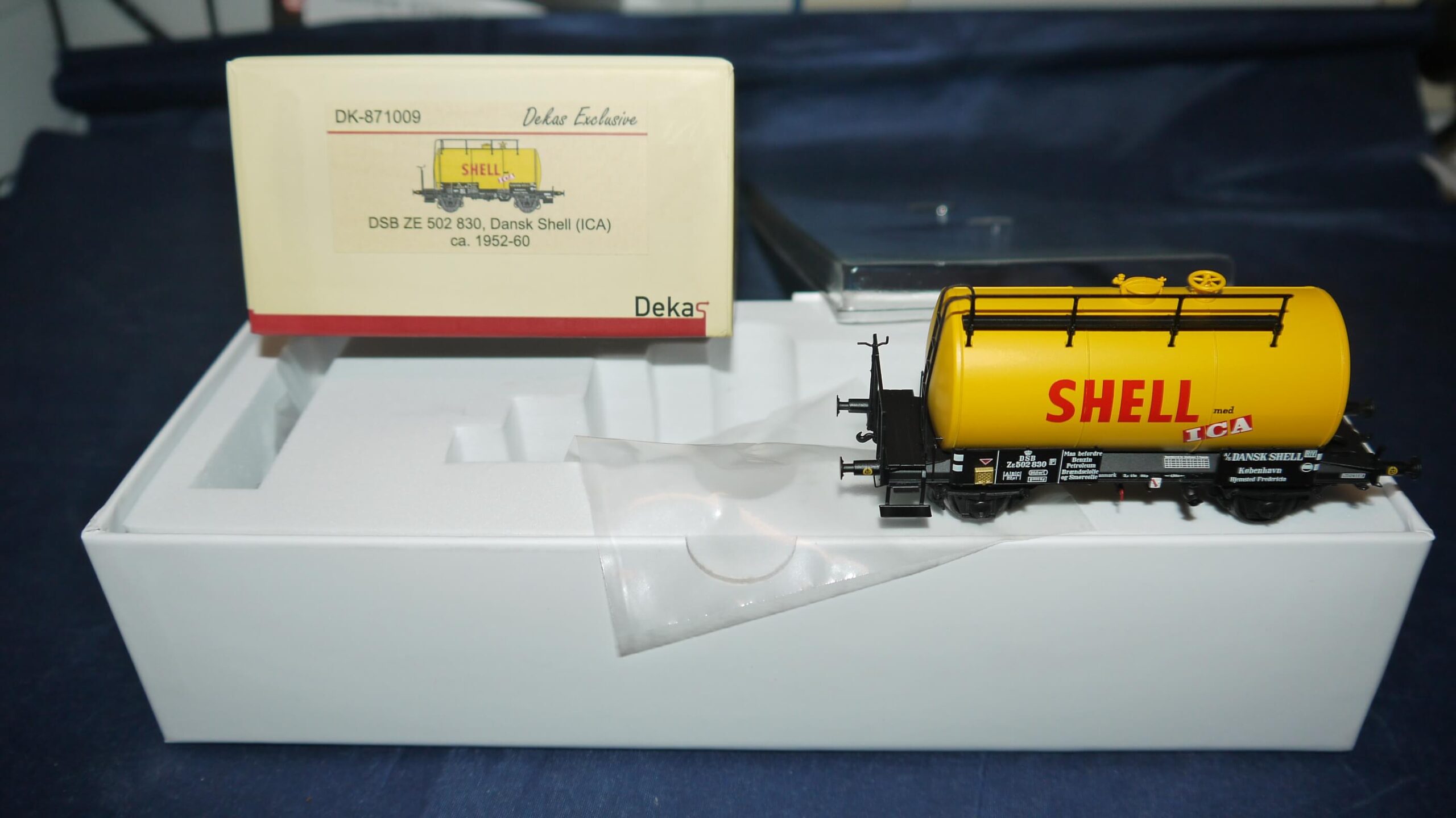 Dekas DK 871009 Ny ZE DSB 502 830 Dansk Shell (ICA) Ca 1952-60. H0. vejl 389 kr.