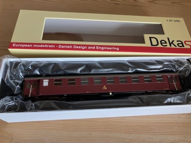 DEKAS 876143 DSB CL 1508, gråt tag, moderniseret toiletvindue, ca 1962-66. Ved køb af 3 Vogne - 20 %