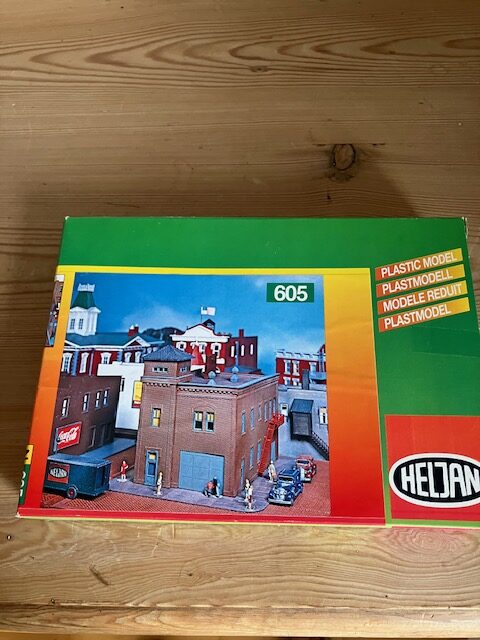 Heljan 605 Brandstation Spor N Nyt Byggesæt 15x15x5,5 cm