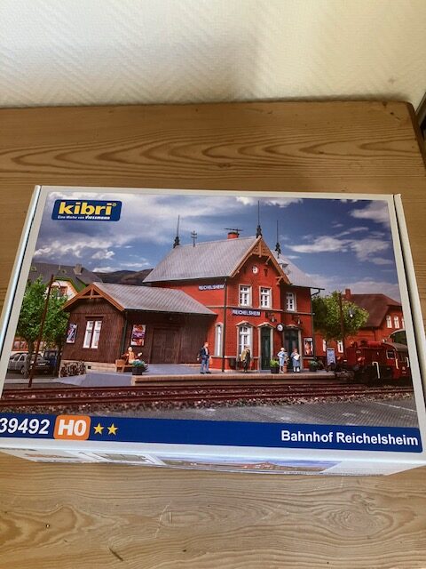 KIBRI 39492 Bahnhof Reichelsheim  Nyt Byggesæt 24 x 14,5 cm H0