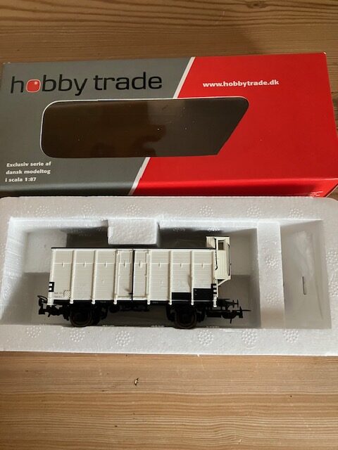Hobby Trade QR 36027 ommalet hvid Godsvogn m Bremsehus H0 Let Brugt,