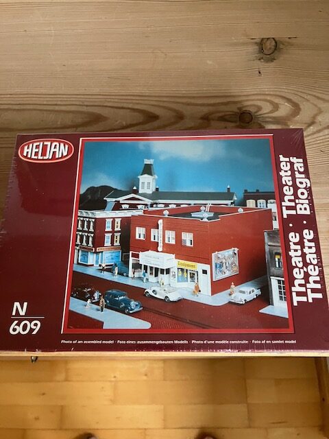 Heljan 609 Teater/Biograf Spor https://elos-modeltog.dk/produkt/heljan-609-teater-biograf-spor-n-byggesaet-125x10x7-cm/N Byggesæt  12,5x10x7 cm