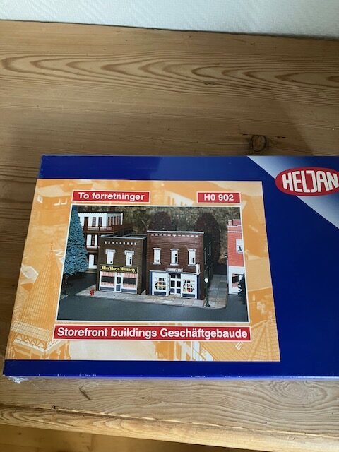 Heljan 902 2 Forretninger H0 Nyt Byggesæt  23x20x11 cm.